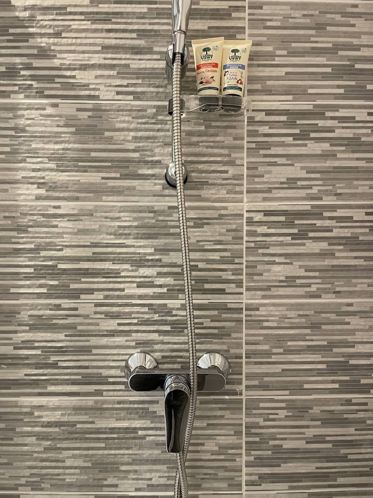 Douche, sèche-cheveux, serviettes fournies, savon