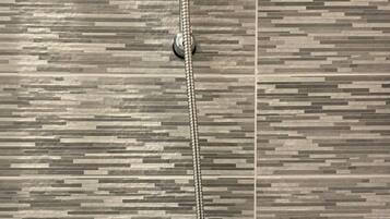 Douche, sèche-cheveux, serviettes fournies, savon