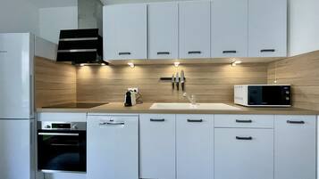 Refrigerador, microondas, horno, placa de cocina