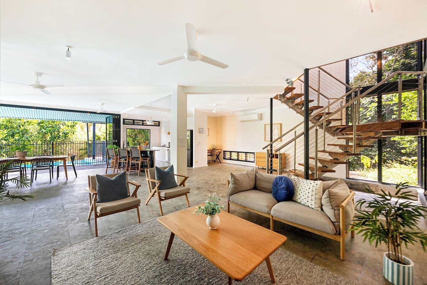 Reef Villa A Sprawling Waterfront Oasis - Darwin