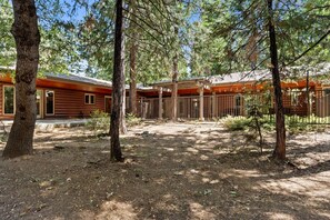 Exterior - Single level-Fenced in yard for pets & kids! (Shaver Lake)