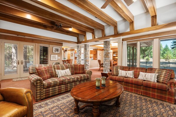 TV, fireplace, DVD player - Single level-Fenced in yard for pets & kids! (Shaver Lake)