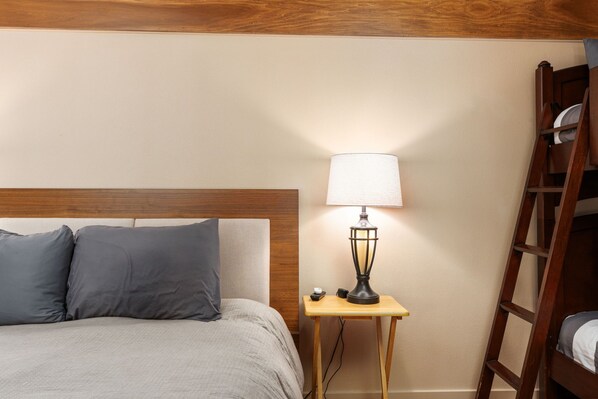 3 habitaciones, tabla de planchar con plancha, wifi y ropa de cama 