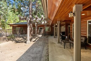 Terrace/patio - Single level-Fenced in yard for pets & kids! (Shaver Lake)