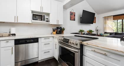 Kamp Kokanee-cute & cozy condo 5 mins from town & the lake!