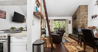Kamp Kokanee-cute & cozy condo 5 mins from town & the lake!