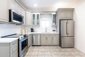 Kjøleskap, mikrobølgeovn, ovn og kokeplater