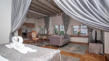 Deluxe Studio | 2 bedrooms, minibar, iron/ironing board, cots/infant beds