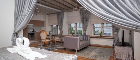 Deluxe Studio | 2 bedrooms, minibar, iron/ironing board, cribs/infant beds