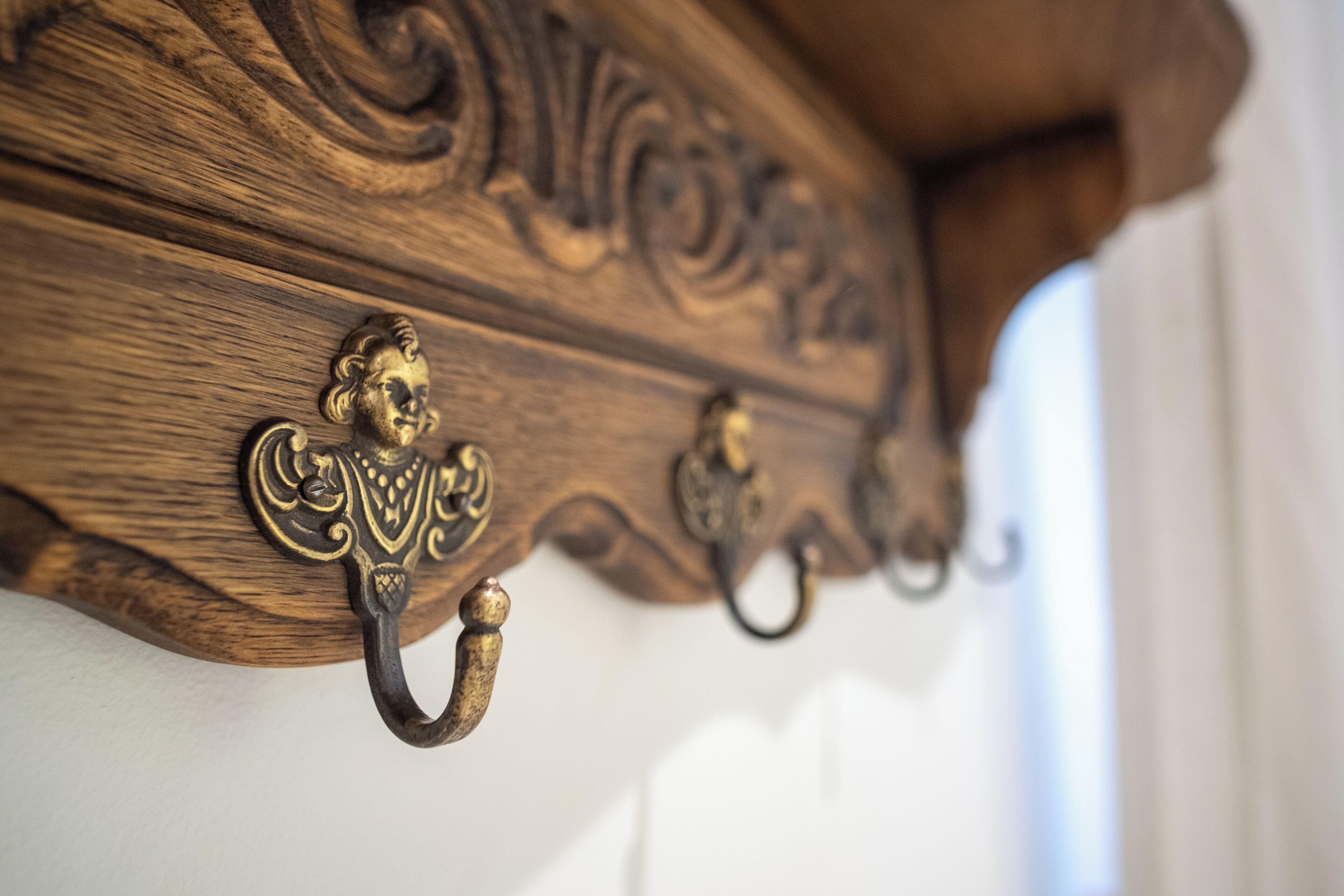 Un mur en bois orné de sculptures et doté de poignées de porte en laiton.