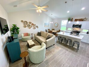 Casa adossada, diversos llits, pati (ABB126- A Wave From It All) | Sala d'estar | Televisor de pantalla plana de 43 polzades amb canals per cable 