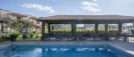 สระว่ายน้ำกลางแจ้ง