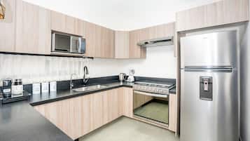 Superior House | Private kitchen | Full-sized fridge, microwave, oven, espresso maker