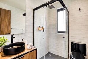 New York Style Studio | حمام | تجهيزات دش، دُش غزير، مناشف