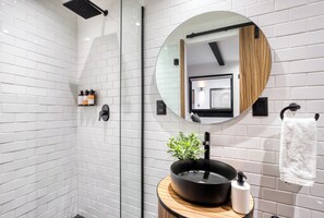 Executive Two-Bedroom Apartment | Badezimmer