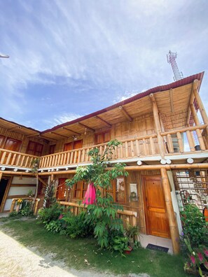 Vista frontal de la propiedad