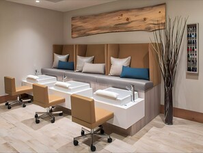 Relax in a spacious room with a long bench and multiple sinks, perfect for shared use.