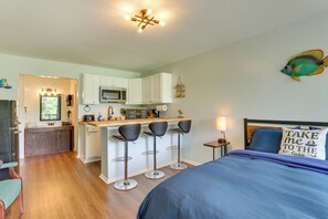 Escritorio, wifi y ropa de cama 