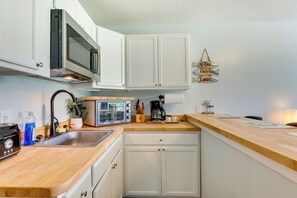 Refrigerador, microondas, cafetera y tetera y tostadora 