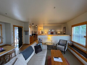 Smart TV, fireplace, DVD player, stereo - Stay Inn LANGLEY on WHIDBEY ISLAND
BEAT THE WINTER BLUES
ENJOY 2ND NIGHT ON US!! (Langley)