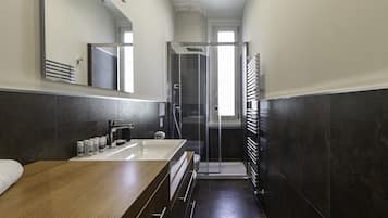 Doccia, asciugacapelli, bidet, asciugamani