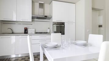 Frigorifero, forno, piano cottura, lavastoviglie