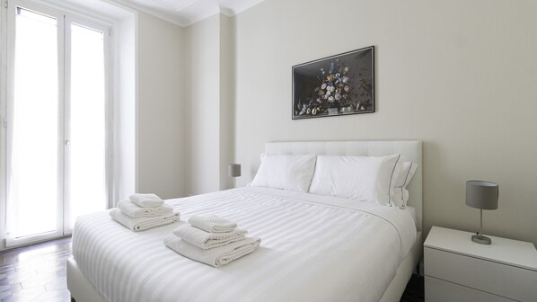 1 habitación, tabla de planchar con plancha y cuna de viaje