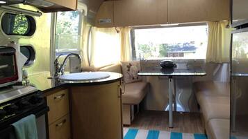 Refrigerador, microondas, cafetera/tetera, utensilios de cocina