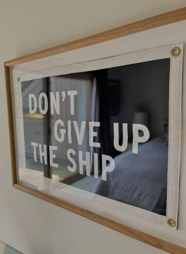Ein gerahmtes Fenster mit dem Text "DON'T GIVE UP THE SHIP" in Fettschrift.
