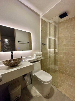 Suite – junior | Bad | Dusj, regndusjhode, bidé og oppvarmet badegulv