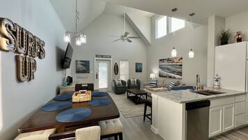 House, Multiple Beds, Kitchen, Pool View | Private kitchen | Fridge, microwave, oven, stovetop