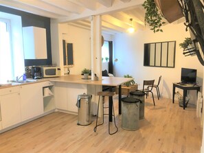 Kjøleskap, mikrobølgeovn, ovn og kokeplater