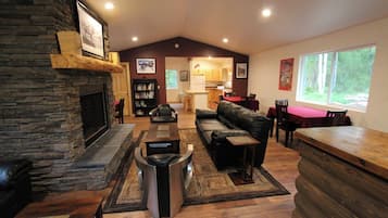 Een open haard en boeken