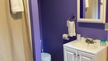 Een haardroger, handdoeken