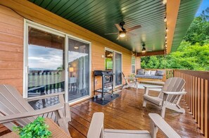 Terrace/patio - Breathtaking Mountain Views, Private, Wooded, 3 Kings, Hot Tub, Romantic, Arcade (Sevierville)