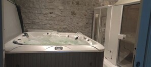 Indoor spa tub - Jade room (Saint-Alban-Auriolles)