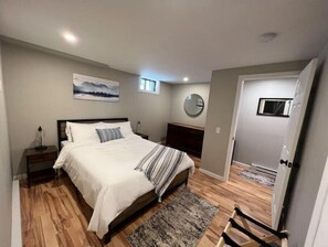 3 bedrooms, iron/ironing board, free WiFi, bed sheets - Spacious White Mt. Cabin - Outdoor Fireplace, Grill & Games (Thornton)