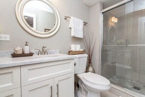 Secadora de cabello, toallas, jabón, papel de baño 