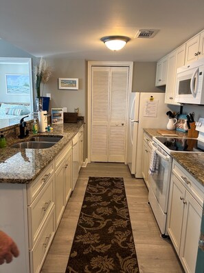 Fridge, microwave, oven, stovetop - Myrtle Beach Resort Unit 4111 - Ideal Beach Getaway (Myrtle Beach)