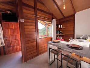 Cabin | Private kitchen | Full-size fridge, microwave, oven, coffee/tea maker - Sitio Balango (Domingos Martins)