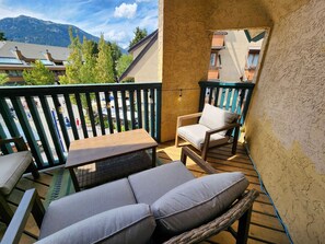 Property grounds - The Ikon | Lofted Studio with King Bed + Patio (Whistler)