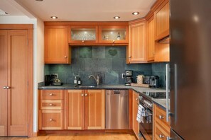 Fridge, oven, stovetop, dishwasher - The Ikon | Lofted Studio with King Bed + Patio (Whistler)