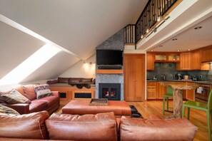 Smart TV, chimenea, libros y estéreo 