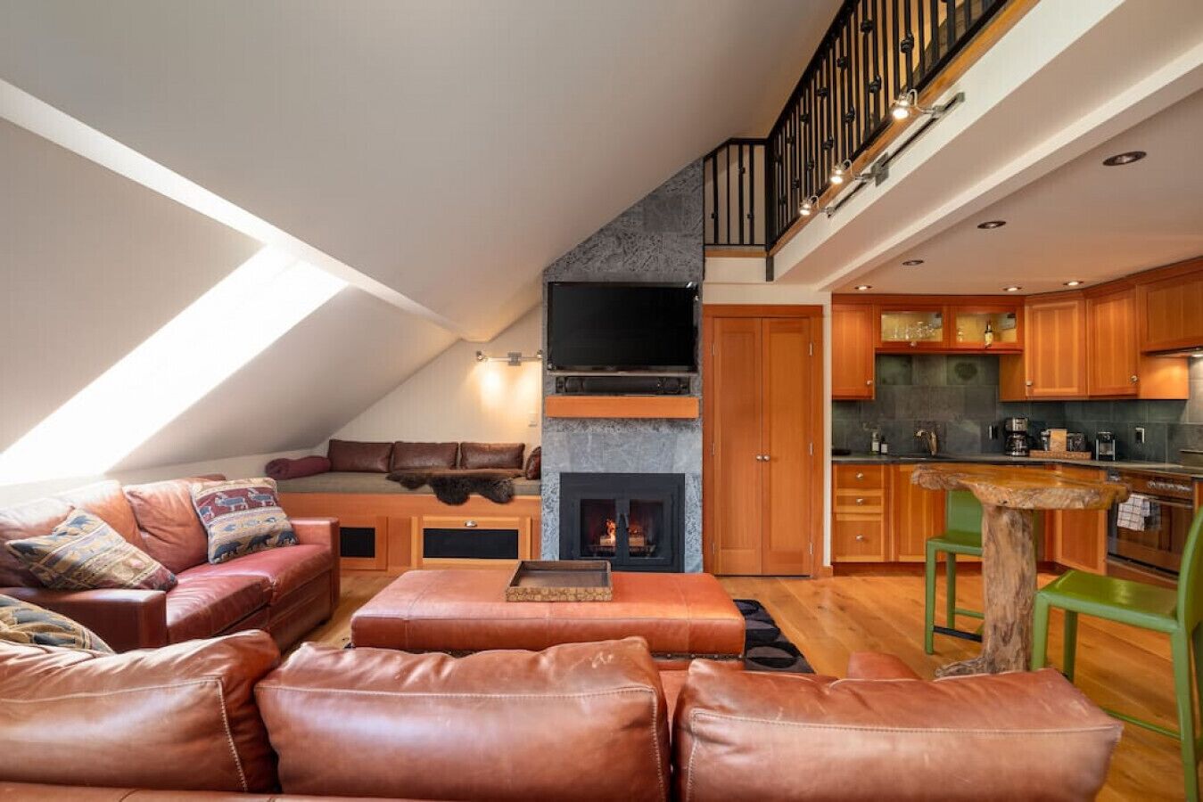 Smart TV, fireplace, books, stereo