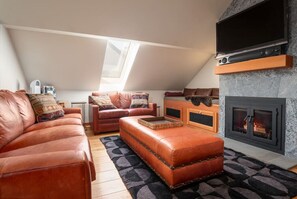 Smart TV, fireplace, books, stereo - The Ikon | Lofted Studio with King Bed + Patio (Whistler)