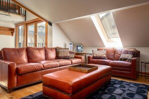 Smart TV, fireplace, books, stereo - The Ikon | Lofted Studio with King Bed + Patio (Whistler)