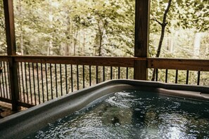 Outdoor spa tub - `The Oak`: Hot Tub, Private Trail, Firepit, Swing. (Laurelville)