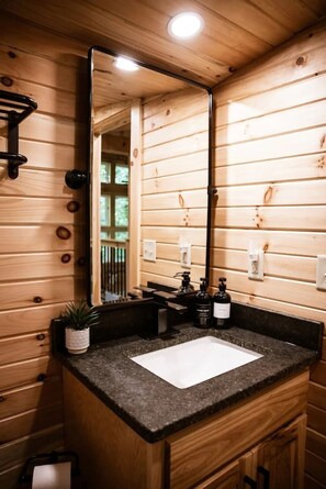 Hair dryer - `The Oak`: Hot Tub, Private Trail, Firepit, Swing. (Laurelville)