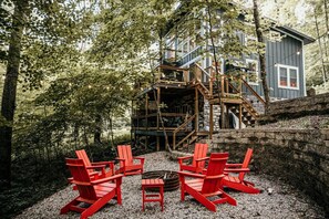 Terrace/patio - "The Oak": Hot Tub, Private Trail, Firepit, Swing. (Laurelville)