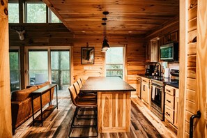 Fridge, oven, dishwasher, coffee/tea maker - "The Oak": Hot Tub, Private Trail, Firepit, Swing. (Laurelville)